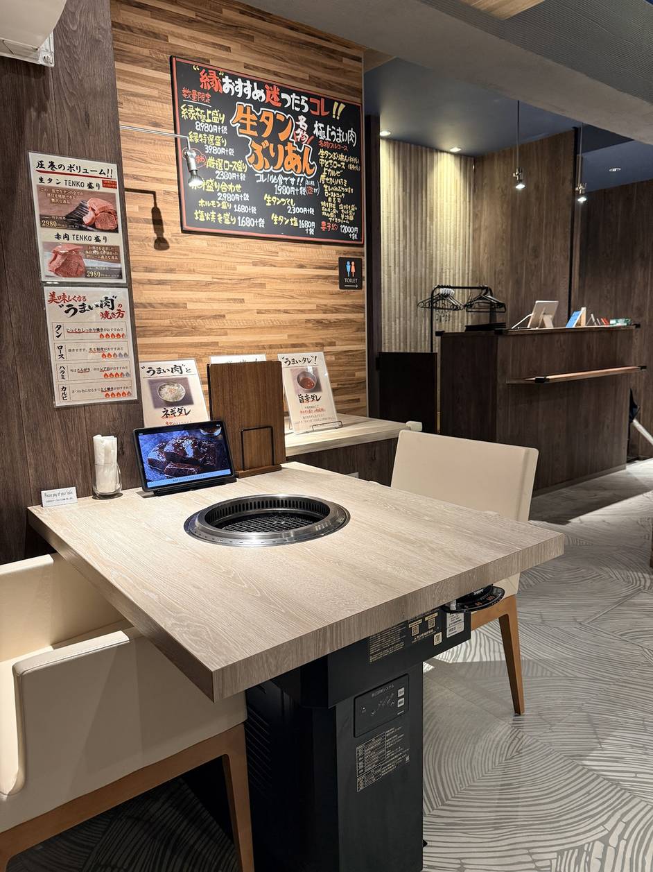 Clean table with a smokeless grill in the Yakiniku En dining room