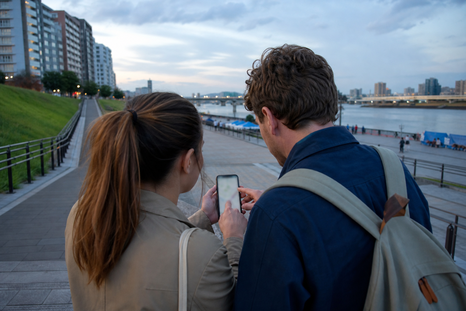 Travelers choosing between the Akabane and Kawaguchi viewing sides